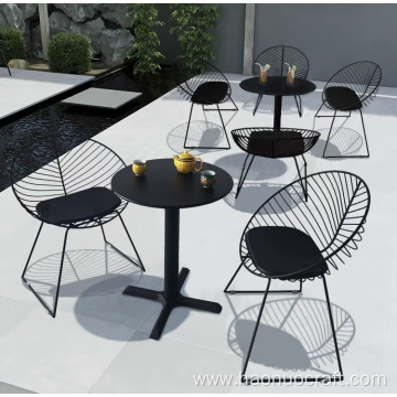 Mesas y sillas para invitados de reunión de ocio de patio